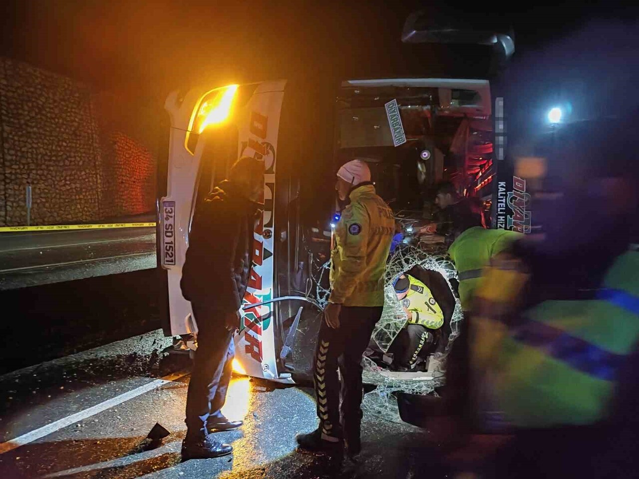 OSMANİYE’NİN DÜZİÇİ İLÇESİNDE, YAĞMURUN ETKİSİYLE KAYGANLAŞAN YOLDA DEVRİLEN YOLCU OTOBÜSÜNDE 3...