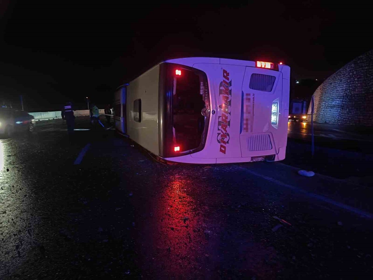 OSMANİYE’NİN DÜZİÇİ İLÇESİNDE, YAĞMURUN ETKİSİYLE KAYGANLAŞAN YOLDA DEVRİLEN YOLCU OTOBÜSÜNDE 3...