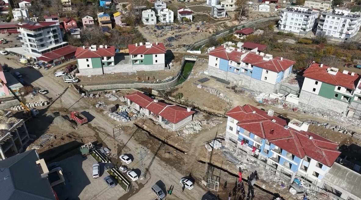 OSMANİYE’NİN HASANBEYLİ İLÇESİNDE REZERV ALANINDA YAPIMI SÜREN 70 İŞ YERİ, 68 KONUT VE 600 KİŞİLİK...