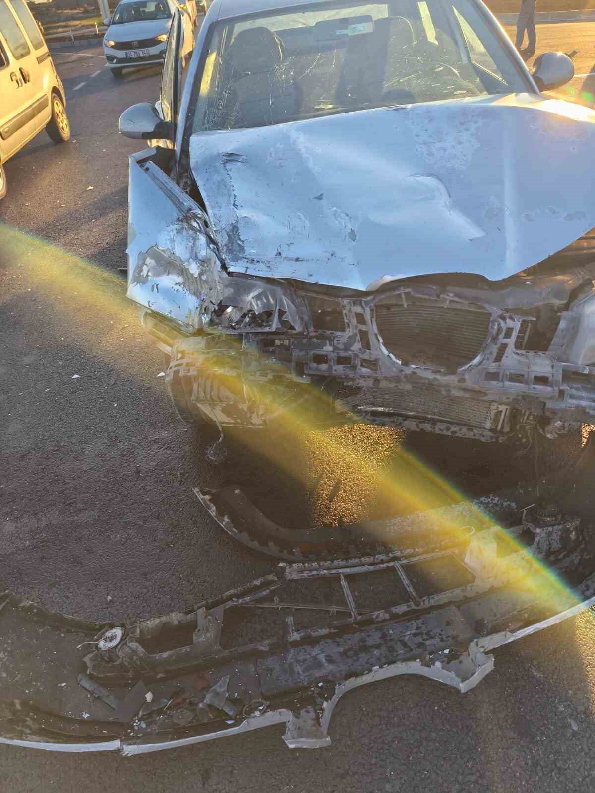 OTOMOBİL İLE KAMYONET ÇARPIŞTI: 5 YARALI