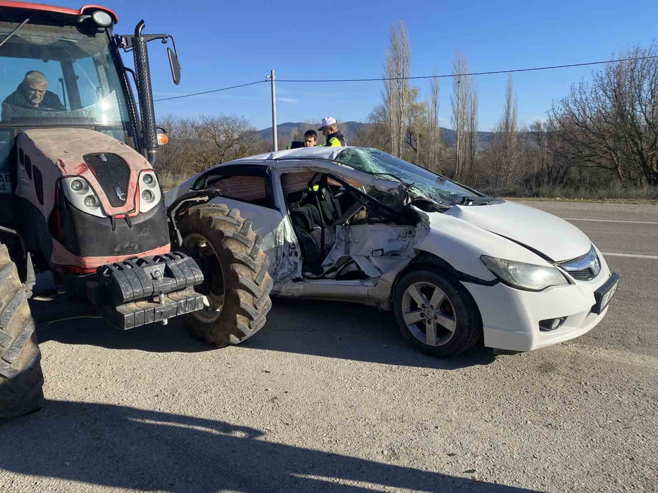 OTOMOBİL İLE TRAKTÖR ÇARPIŞTI; 3 YARALI