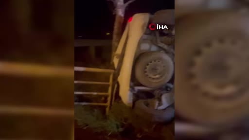 Otomobilin çarptığı hafif ticari araç korkuluklara çarpıp devrildi: 3 yaralı