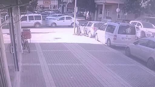 Otomobille hafif ticari aracın çarpıştığı kaza kamerada