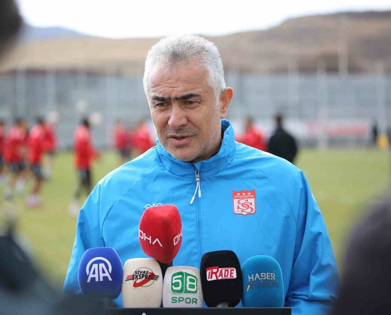 ÖZBELSAN SİVASSPOR TEKNİK DİREKTÖRÜ MEHMET ALTIPARMAK, BASIN MENSUPLARINA AÇIKLAMALARDA...