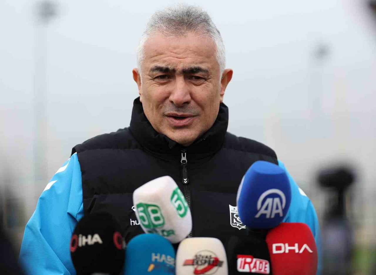 ÖZBELSAN SİVASSPOR TEKNİK DİREKTÖRÜ MEHMET ALTIPARMAK, DEVRE ARASINDA TRANSFER YAPMALARI...
