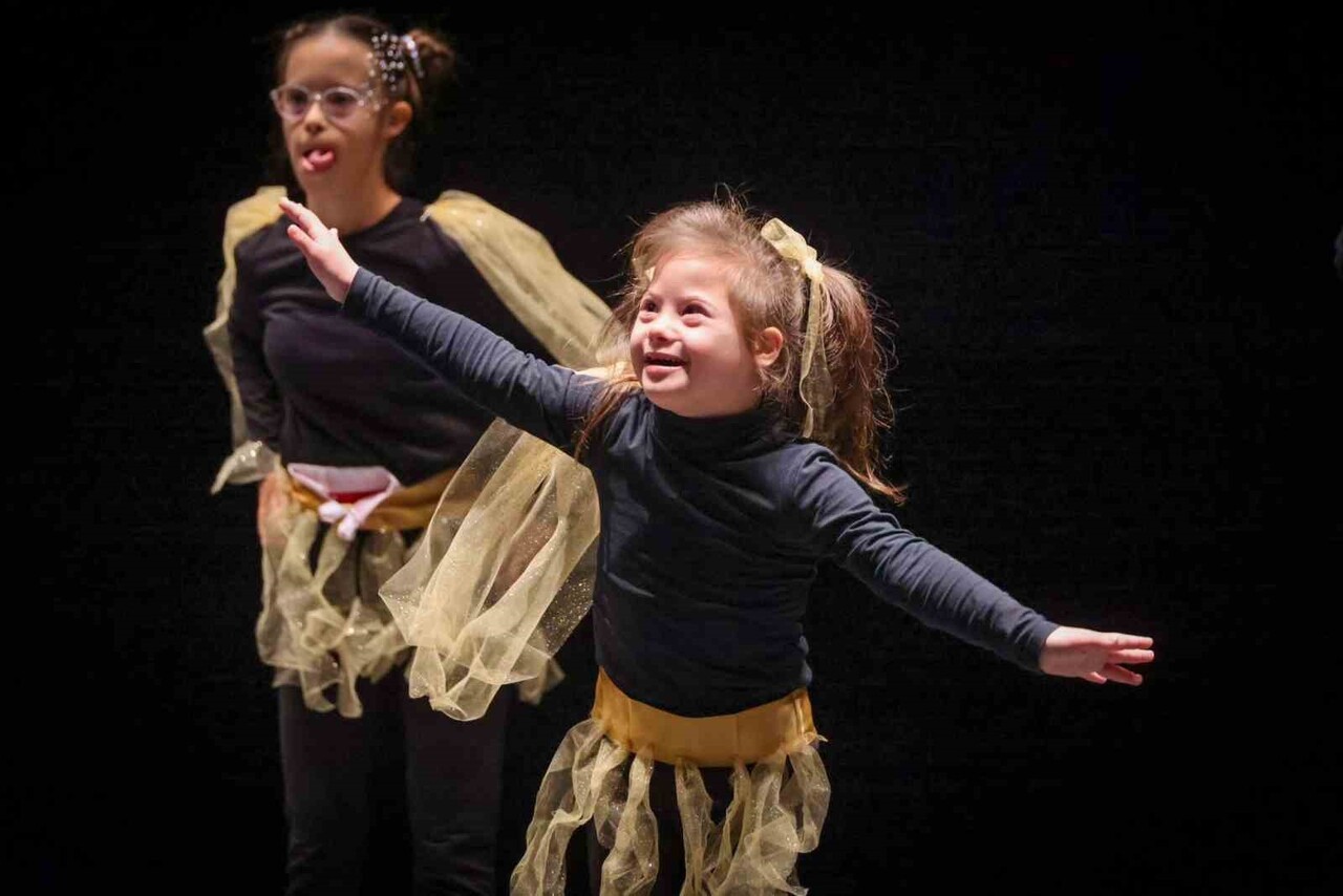 ÖZEL GEREKSİNİMLİ ÇOCUKLAR GÜNLERİNDE AYAKTA ALKIŞLANDI