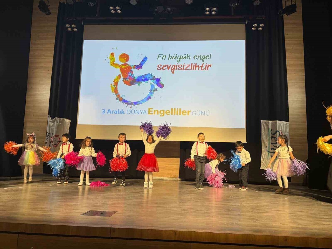 ÖZEL GEREKSİNİMLİ ÖĞRENCİLER ENGELLİLER GÜNÜNDE GÖNÜLLERİNCE EĞLENDİLER
