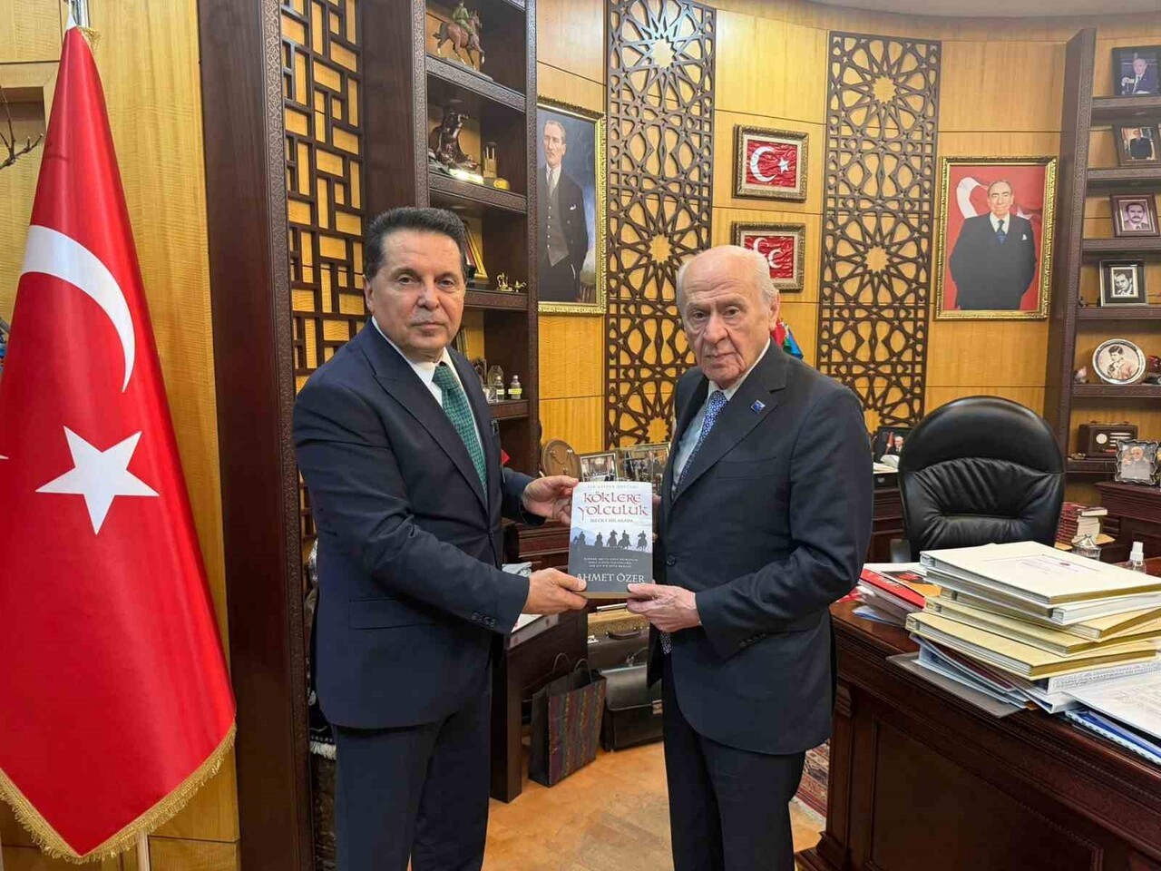 ÖZER, BAHÇELİ'YE "KÖKLERE YOLCULUK" VE "İNSANLIK NEREYE GİDİYOR" ADLI KİTAPLARINI HEDİYE...