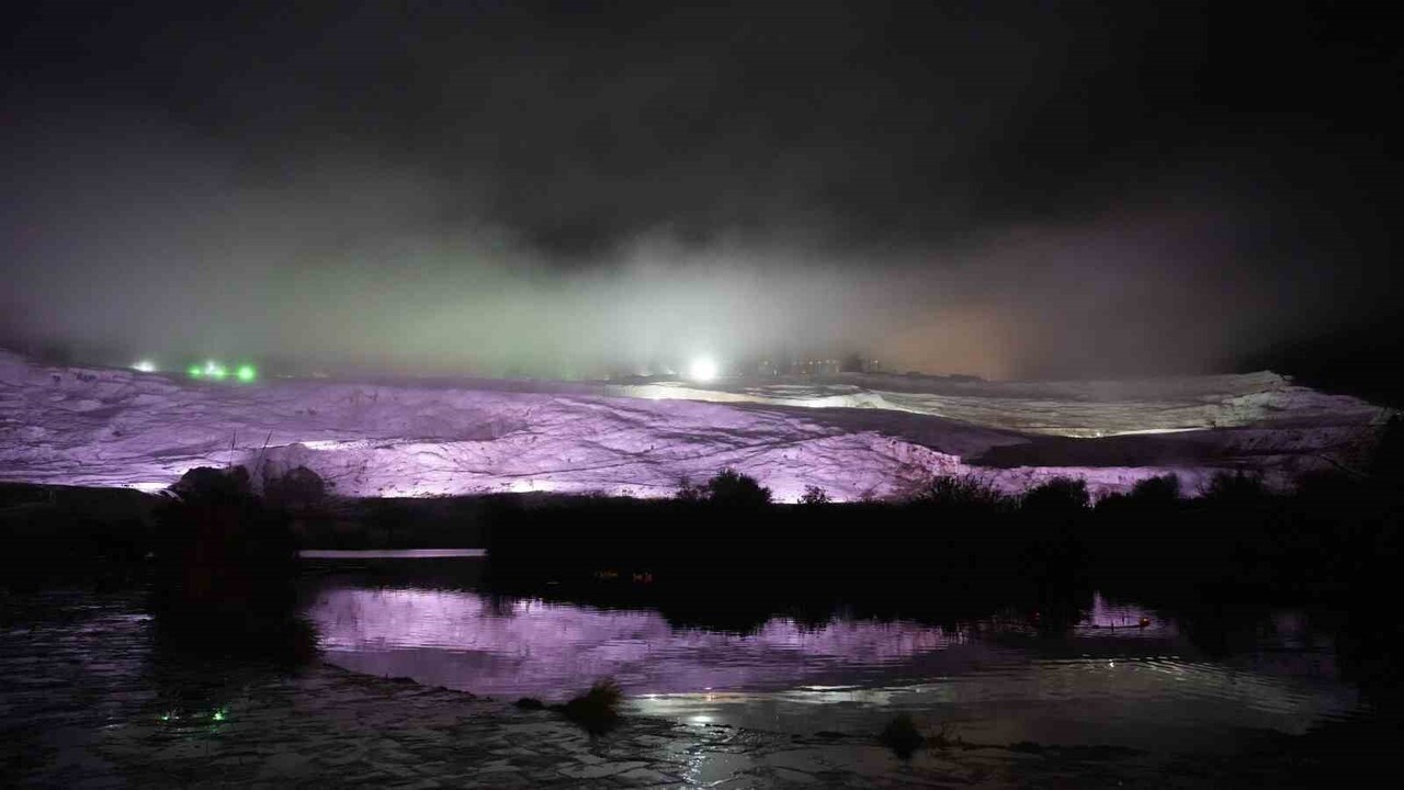 PAMUKKALE TRAVERTENLERİ SİSLE BİRLİKTE ADETA FARKLI BİR ATMOSFERE BÜRÜNDÜ