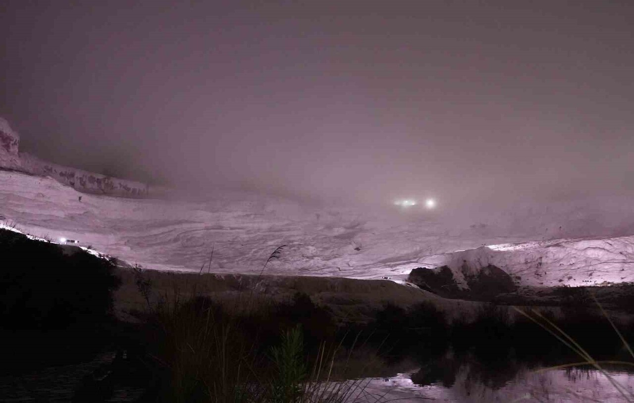 PAMUKKALE TRAVERTENLERİ SİSLE BİRLİKTE ADETA FARKLI BİR ATMOSFERE BÜRÜNDÜ