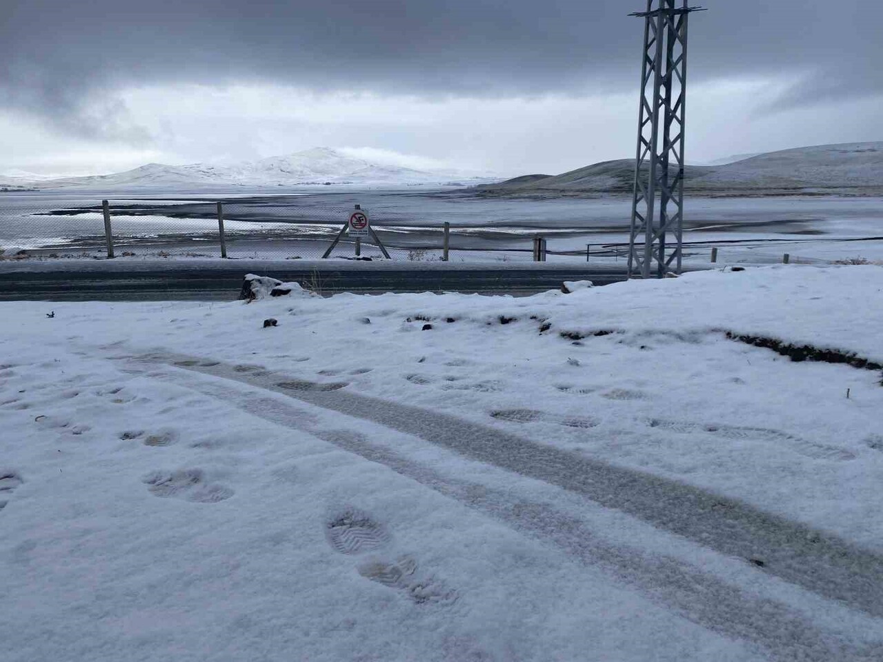 PATNOS SABAH SAATLERİNDE BEYAZ ÖRTÜYLE UYANDI; YÜKSEK KESİMLERDE BAŞLAYAN KAR YAĞIŞI İLÇE...