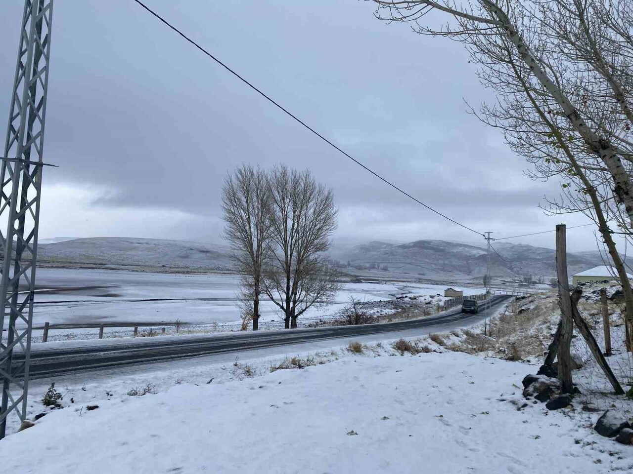 PATNOS SABAH SAATLERİNDE BEYAZ ÖRTÜYLE UYANDI; YÜKSEK KESİMLERDE BAŞLAYAN KAR YAĞIŞI İLÇE...