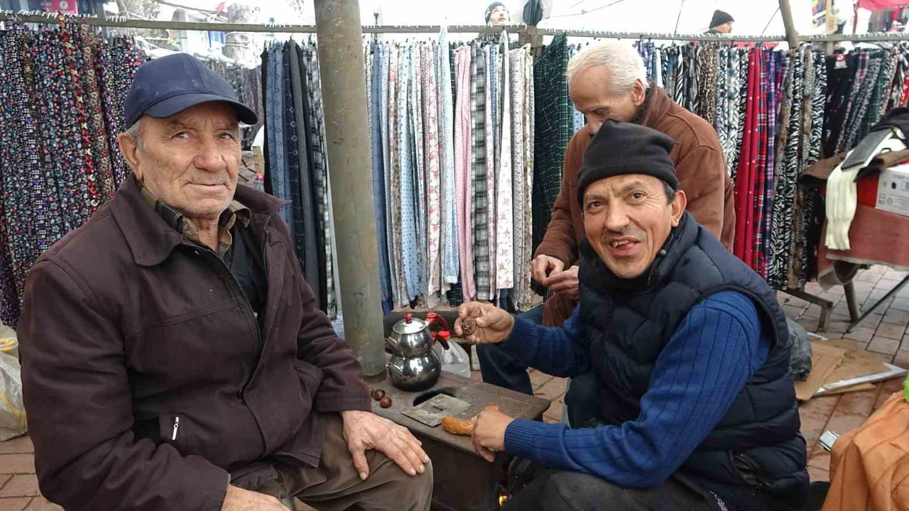 PAZARCI ESNAFI KURDUKLARI SOBALARIN ÜZERİNDE KESTANE PİŞİREREK KARIN TADINI ÇIKARDI.