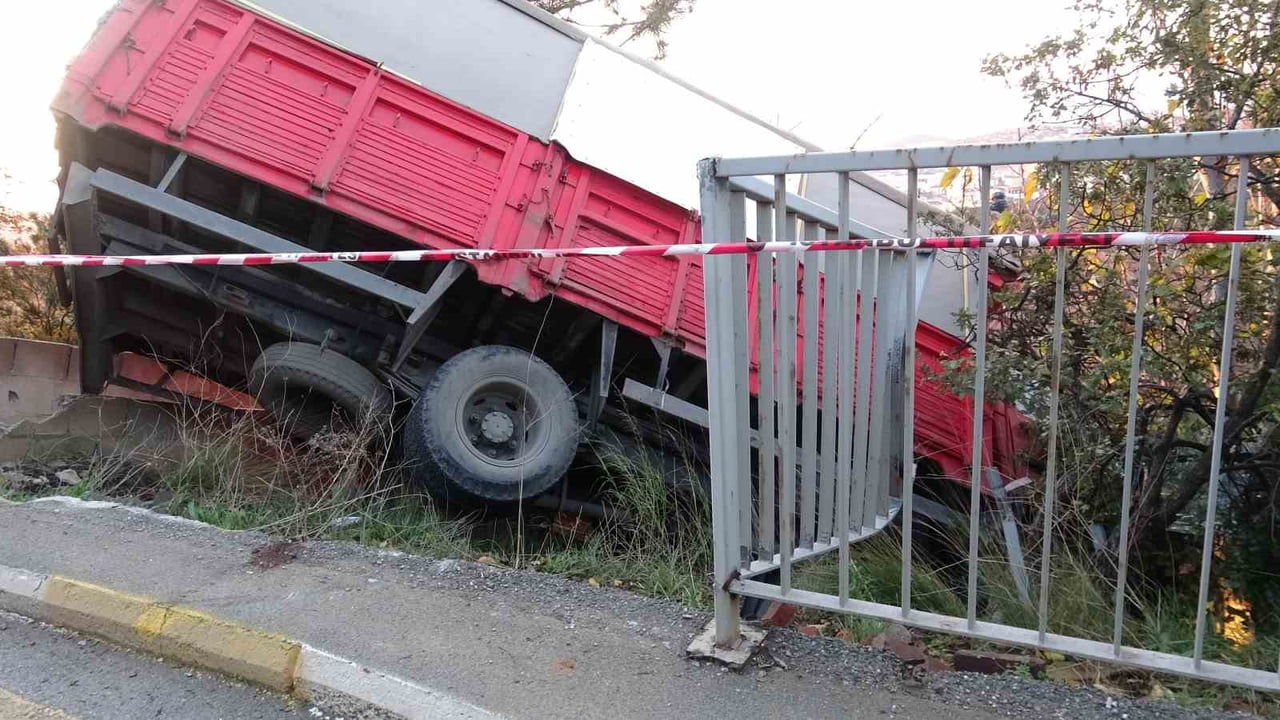 PENDİK’TE BİR KAMYONET, SÜRÜCÜNÜN DİREKSİYON HAKİMİYETİNİ KAYBETMESİ NEDENİYLE KONTROLDEN ÇIKTI....