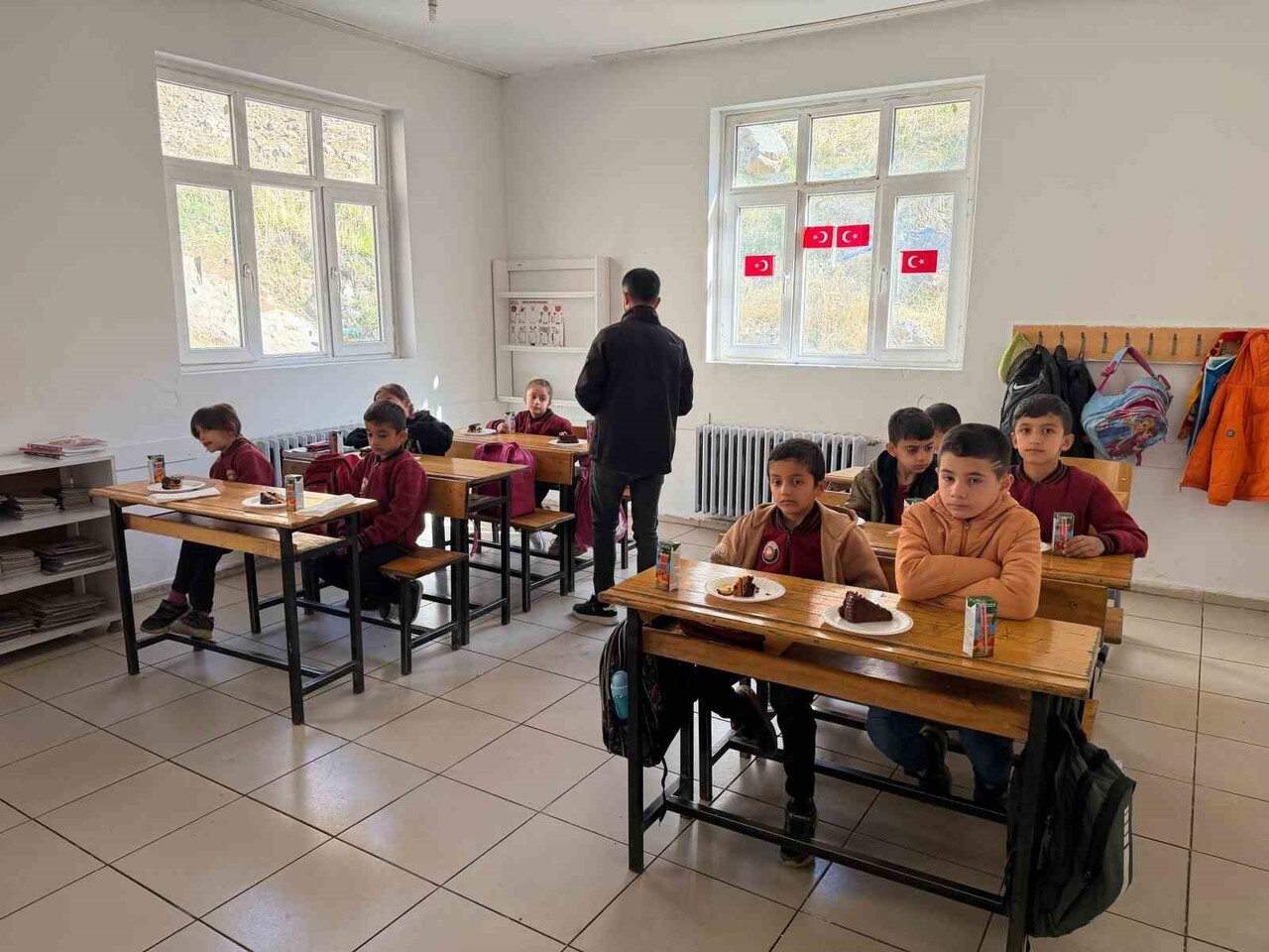 POLİS MEMURU MUSTAFA ŞAHİN  KUZEY IRAK SINIRININ SIFIR NOKTASINDA BULUNAN ÇOCUKLARA PASTA...