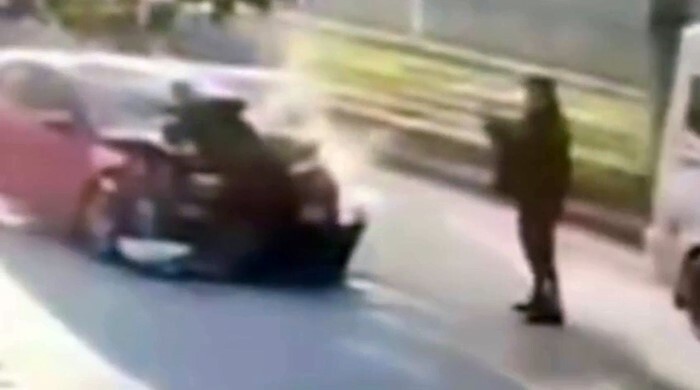 POLİS MEMURUNU ARACINDAN EŞYA İNDİRDİĞİ SIRADA ÇARPARAK YARALAYAN ŞAHIS, KAZANIN ARDINDAN POLİSİN...