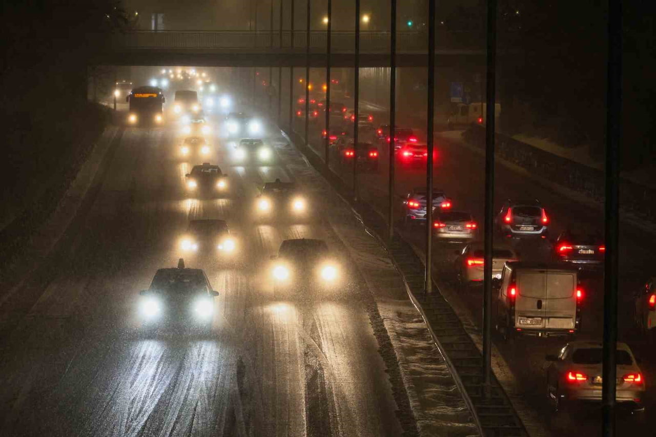 POLONYA'DA DÜNDEN İTİBAREN ETKİLİ OLAN YOĞUN KAR YAĞIŞI, ÜLKE GENELİNDE ULAŞIMI AKSATTI.