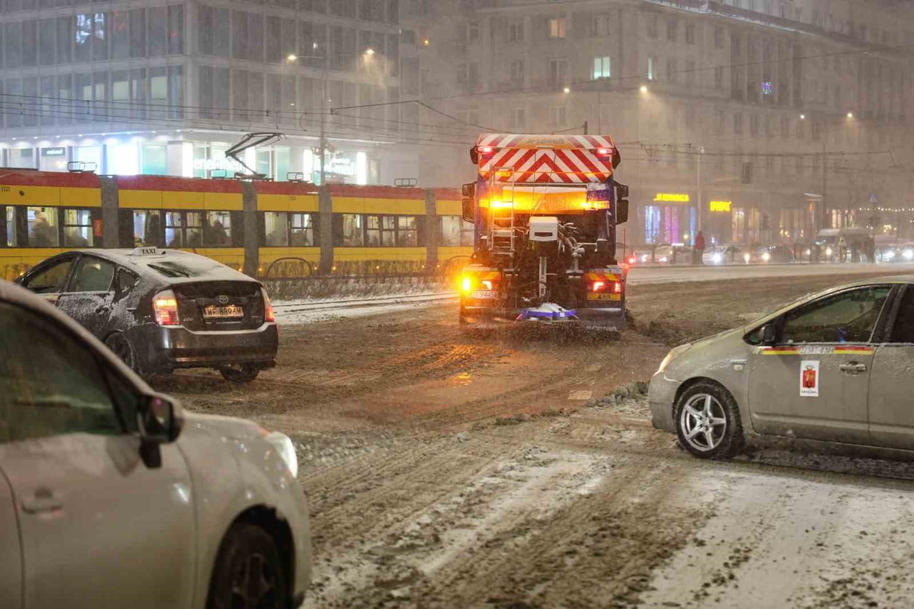 POLONYA'DA DÜNDEN İTİBAREN ETKİLİ OLAN YOĞUN KAR YAĞIŞI, ÜLKE GENELİNDE ULAŞIMI AKSATTI.