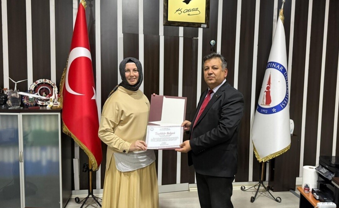 PROF. DR. İSMET ÇELİK HEDİYE TAKDİMİ