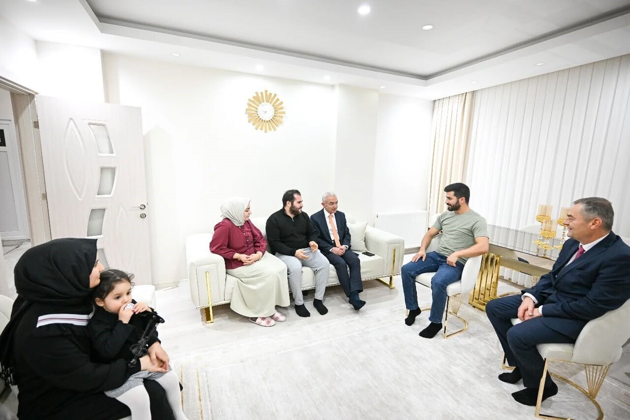 PROGRAM KAPSAMINDAKİ ZİYARETLERDE VALİ TURAN, OKAN VE HACER YILMAZ ÇİFTİNİN YANI SIRA PROJE...