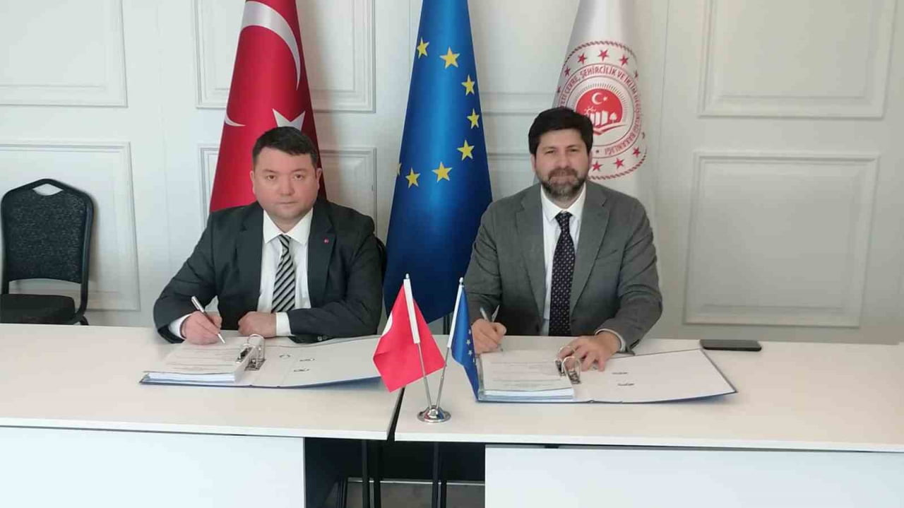 PROJENİN SÖZLEŞMESİ; TARSUS BELEDİYE BAŞKANI ALİ BOLTAÇ İLE PROJE UYGULAMA DAİRE BAŞKANI DOÇ. DR....