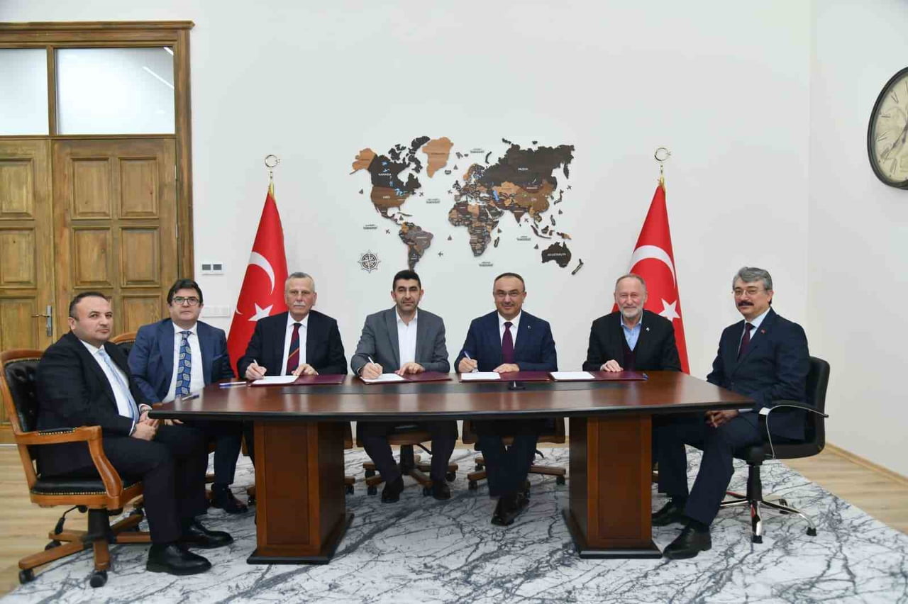 PROTOKOLLERE İMZALAR ATILDI