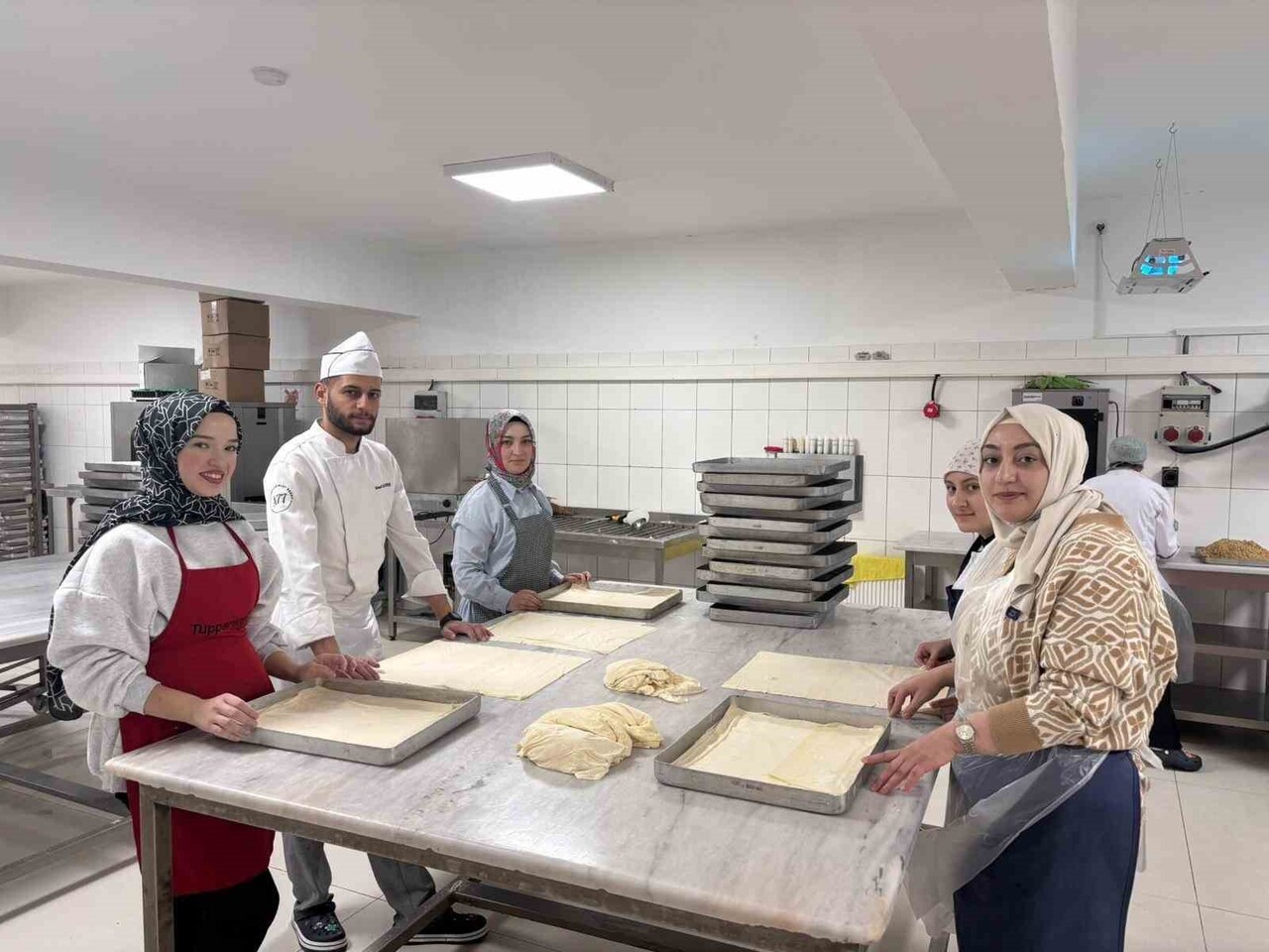 PURSAKLAR BELEDİYESİ'NE BAĞLI HANIM EVİNDE EĞİTİM ALAN PASTACILIK SINIFI KURSİYERLERİ, BAKLAVA VE...