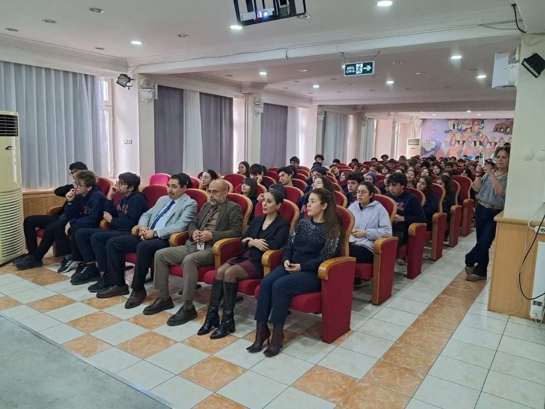 "BİLİMSEL ARAŞTIRMA YÖNTEMLERİ" KONUSUNDA ÖĞRENCİLERE EĞİTİM VERİLDİ