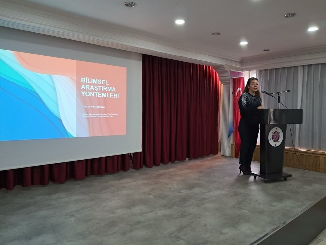 "BİLİMSEL ARAŞTIRMA YÖNTEMLERİ" KONUSUNDA ÖĞRENCİLERE EĞİTİM VERİLDİ