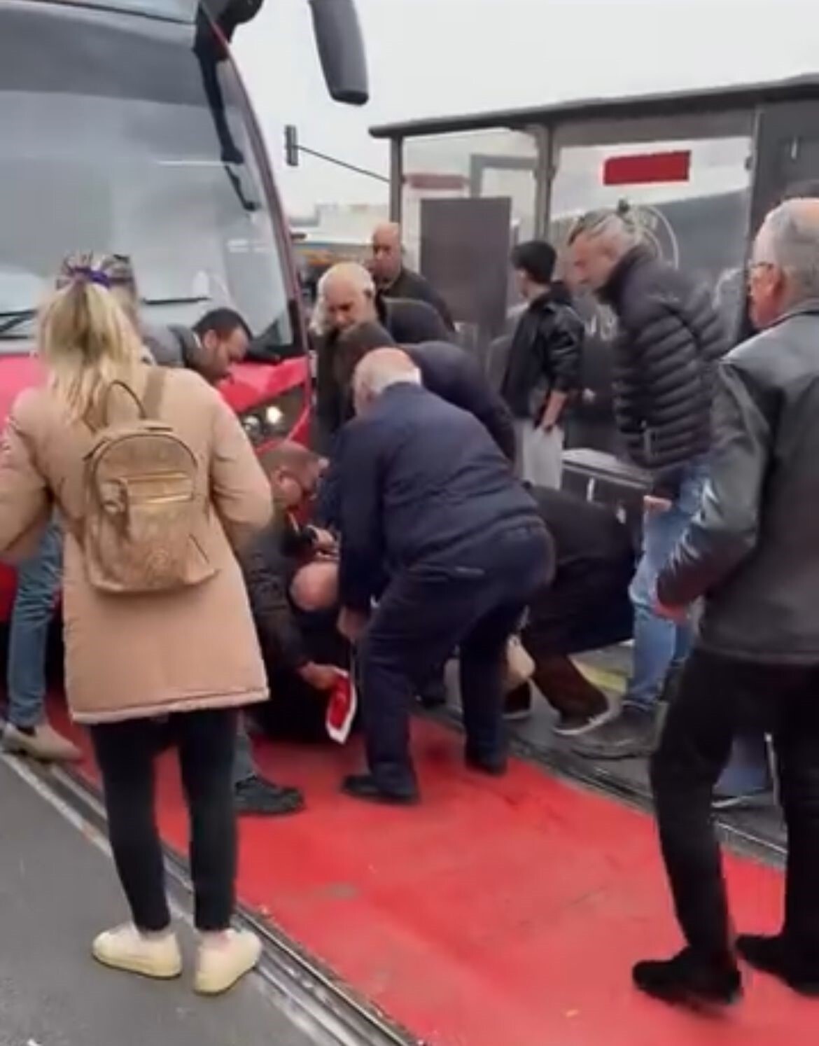 RAYLARDAN GEÇMEK İSTEYEN ADAMA TRAMVAY ÇARPTI