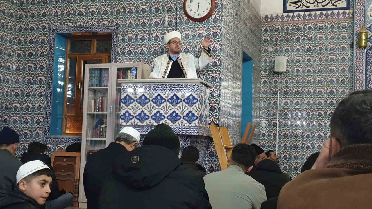 REGAİB GECESİ BAŞKALE'DE MERKEZ BÜYÜK CAMİİ'NDE DÜZENLENEN PROGRAMDA DUALARLA İDRAK...