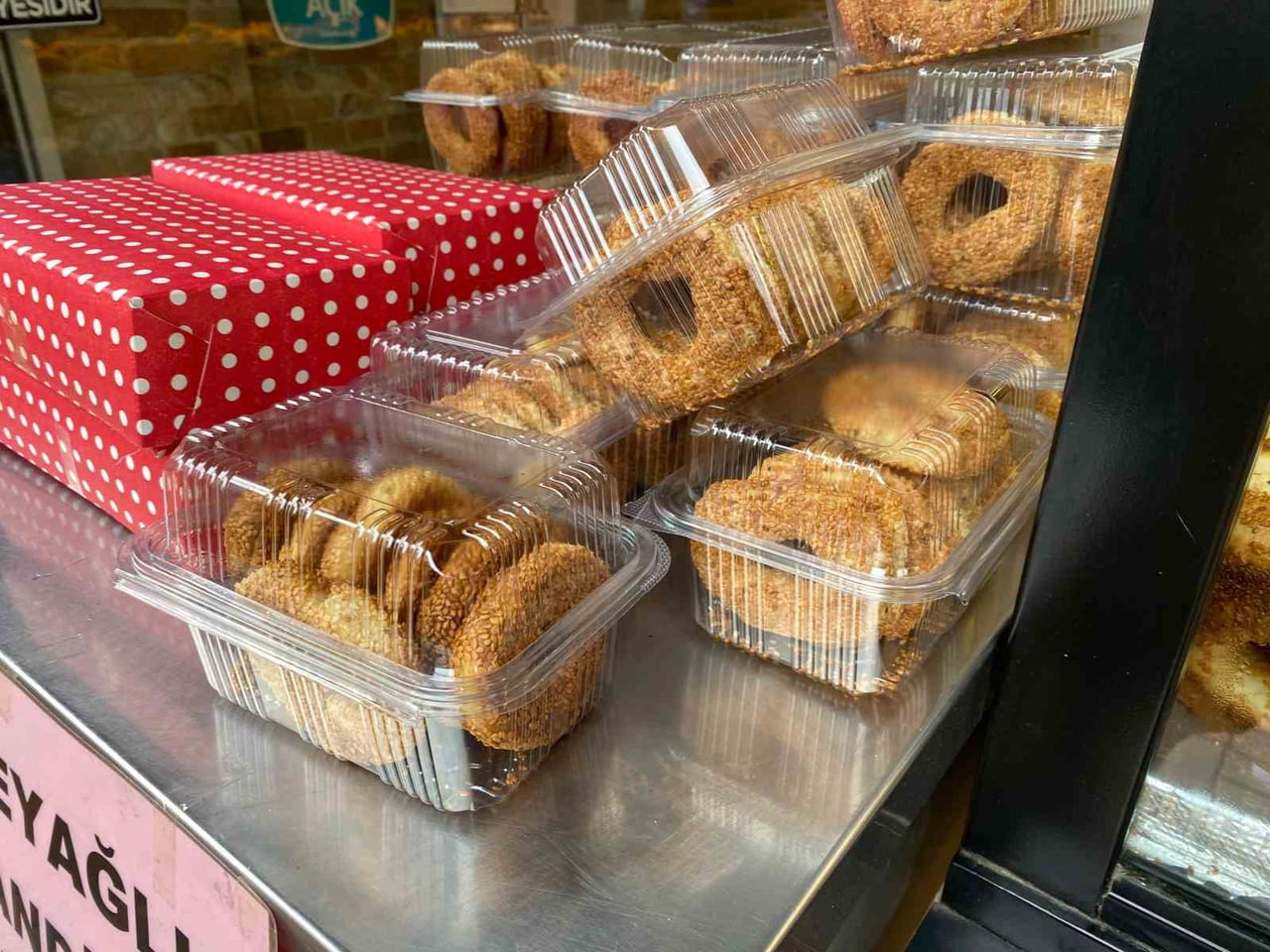 REGAİP KANDİLİ'NİN GELMESİYLE BERABER SATIŞA SUNULAN SICAK VE TAZE KANDİL SİMİTLERİ TEZGAHLARDAKİ...