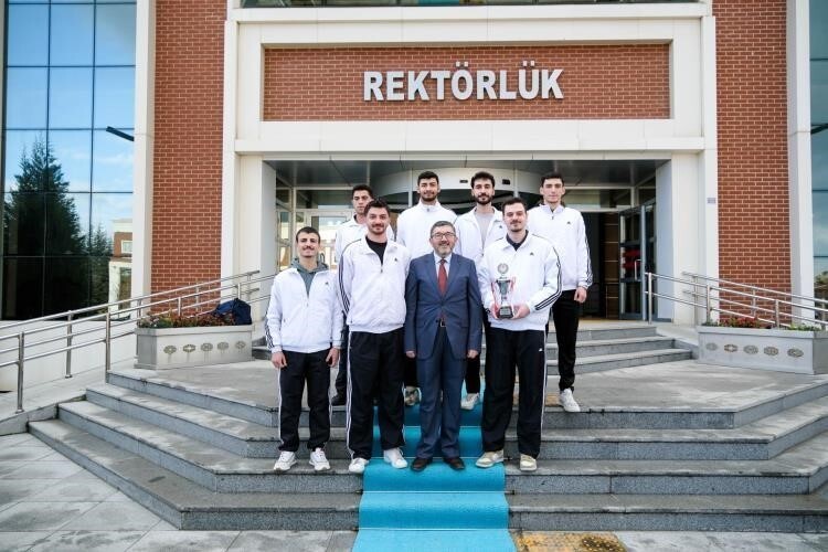 REKTÖR KAPLANCIKLI, BAŞARILI SPORCULARLA BİR ARAYA GELDİ