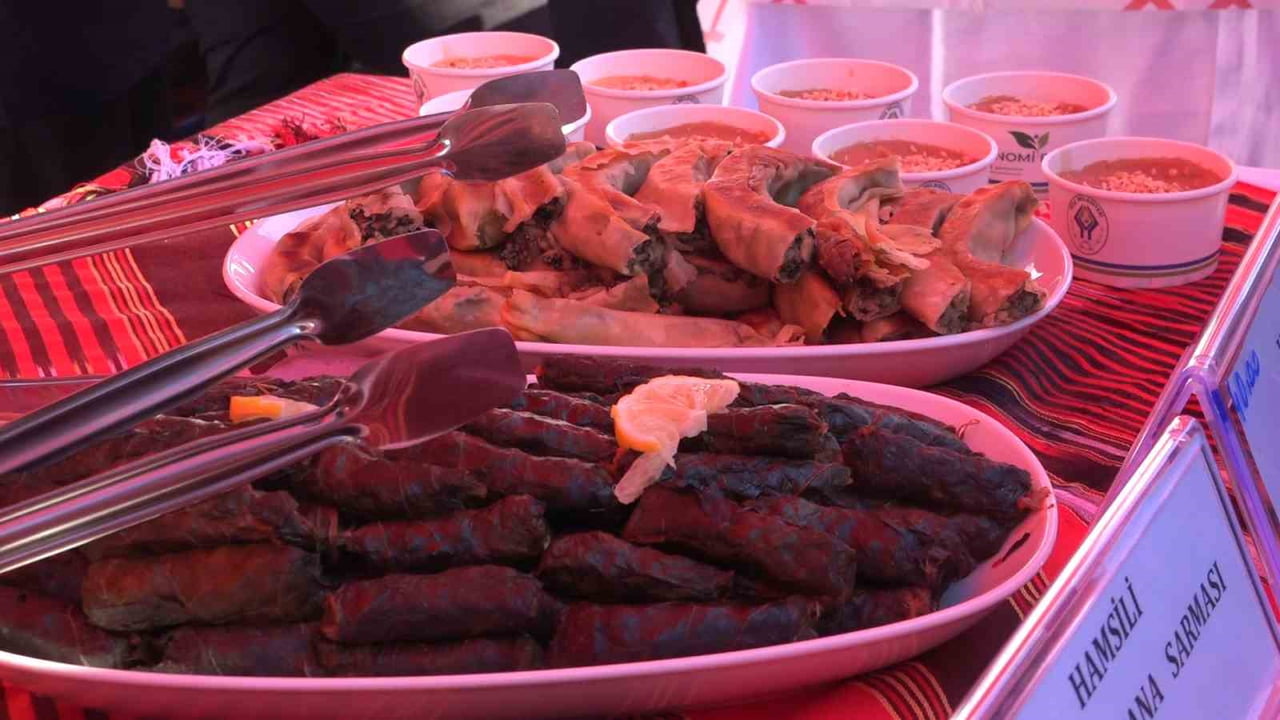 RİZE'DE 8. KEZ DÜZENLENEN HAMSİ FESTİVALİ'NDE HAMSİ İLE YAPILAN ÜRÜNLER ARASINDAN HAMSİLİ SU...