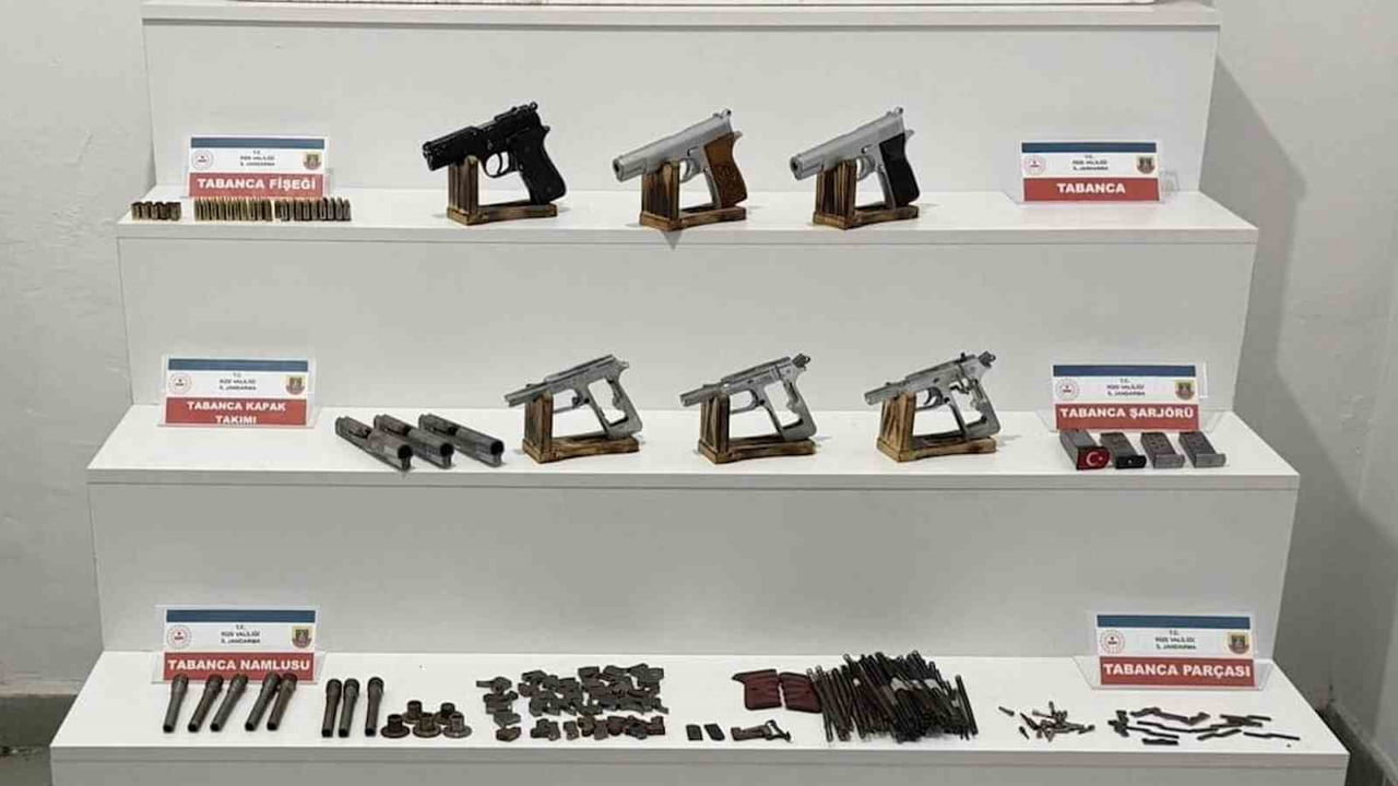 RİZE’DE 3 ŞAHSA AİT EV, İŞ YERİ VE EKLENTİLERİNDE DÜZENLENEN OPERASYONDA KAÇAK SİLAH ATÖLYESİ ELE...