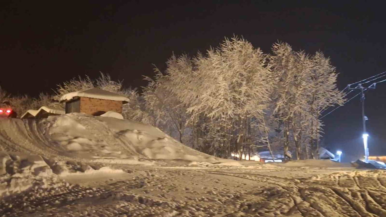 RİZE’DE BEKLENEN KAR YAĞIŞI AKŞAM SAATLERİNDE BAŞLAYARAK TEPELERİ BEYAZA BÜRÜDÜ.