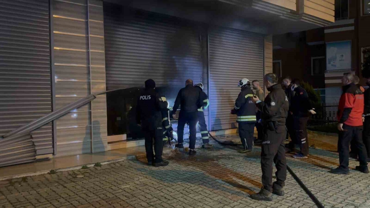 RİZE’DE ÇAY TOPLAMA MAKİNESİ FİRMASINA AİT, İÇERİSİ AKÜLÜ ÇAY TOPLAMA MAKİNELERİYLE DOLU DEPODA...