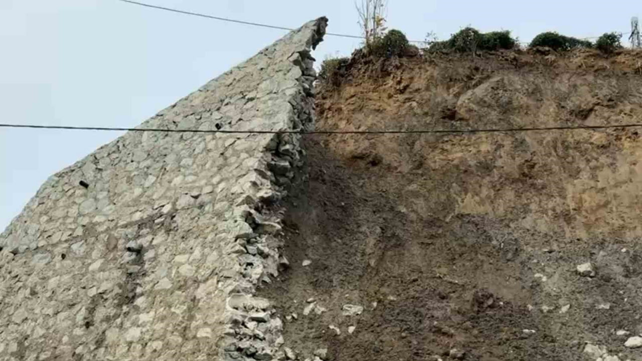 RİZE’DE ŞİDDETLİ YAĞMURLARIN ARDINDAN SUYA DOYAN TOPRAK İSTİNAT DUVARININ ÇÖKMESİNE NEDEN...