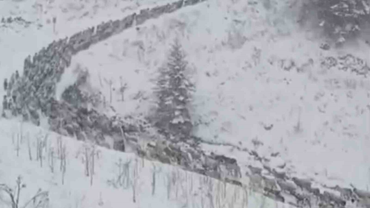 RİZE’NİN İKİZDERE İLÇESİNE BAĞLI ANZER YAYLASI’NA KAR YAĞINCA YAYLACILAR ZOR ANLAR YAŞARKEN ORTAYA...