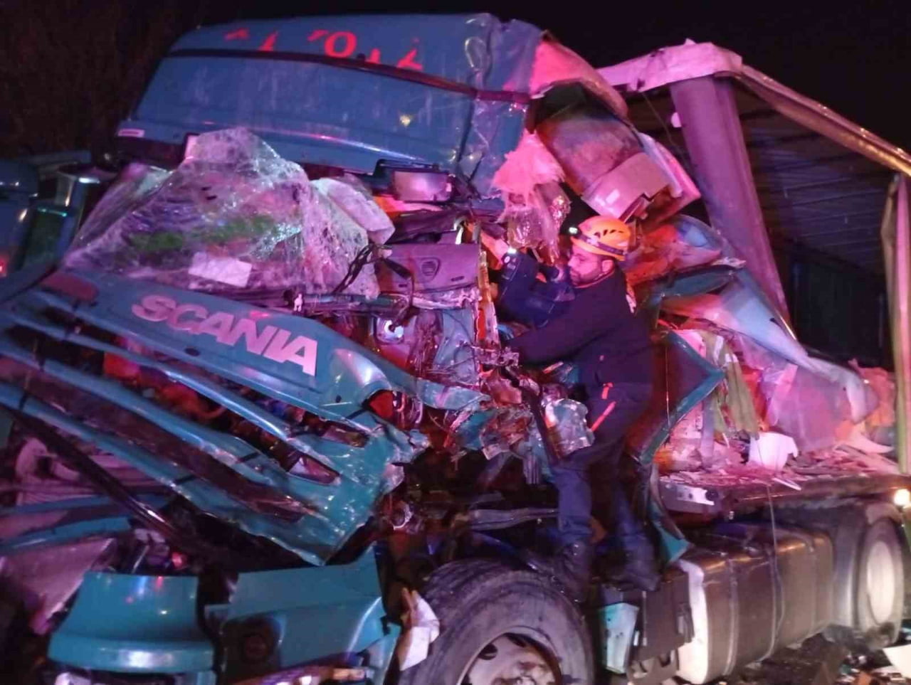 RİZE’NİN PAZAR İLÇESİNDE MEYDANA GELEN TIR KAZASINDA ŞOFÖR SIKIŞTIĞI ARACIN İÇERİSİNDEN AFAD...