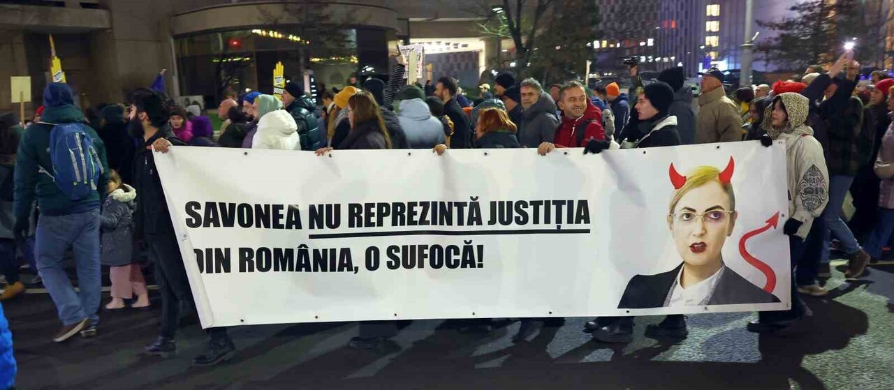ROMANYA'NIN BAŞKENTİ BÜKREŞ'TE YAKLAŞIK 10 BİN KİŞİ, YARGIDAKİ USULSÜZLÜKLERİ PROTESTO ETMEK...