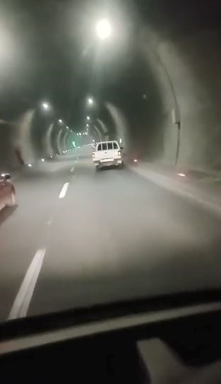 RTVİN’İN BORÇKA-HOPA KARAYOLUNDAKİ CANKURTARAN TÜNELİ’NDE BİR KAMYONETİN TEHLİKELİ ŞEKİLDE...