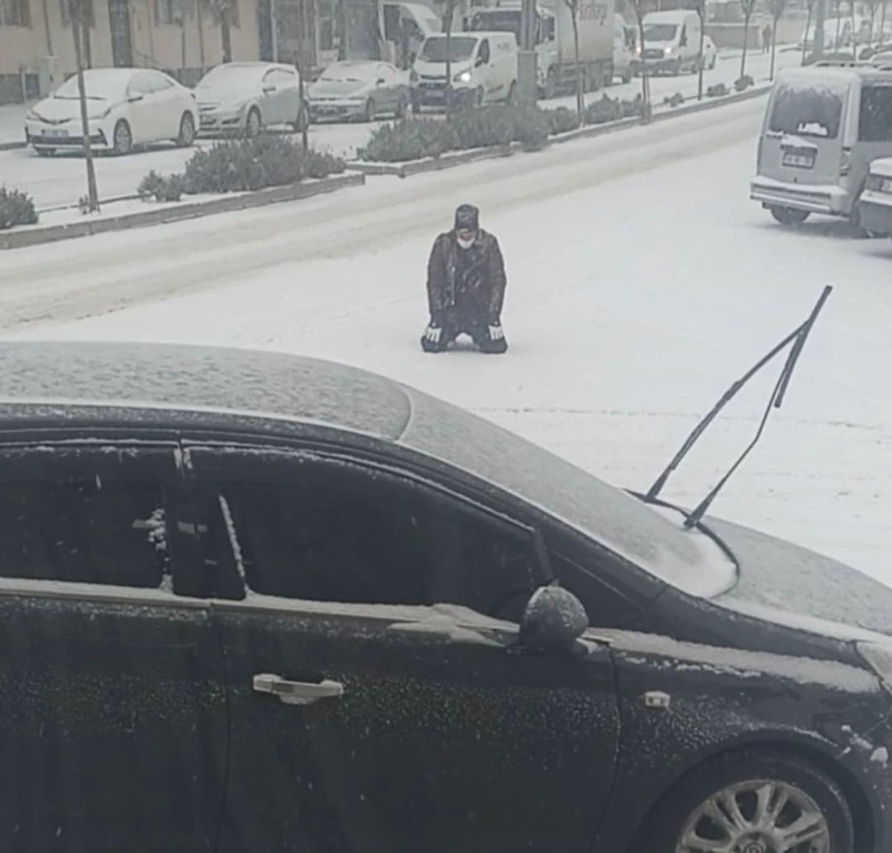 SABAH SAATLERİNDE ETKİLİ OLAN KAR YAĞIŞI SIRASINDA BİR VATANDAŞIN CADDE ORTASINDA SECDE ETTİĞİ...