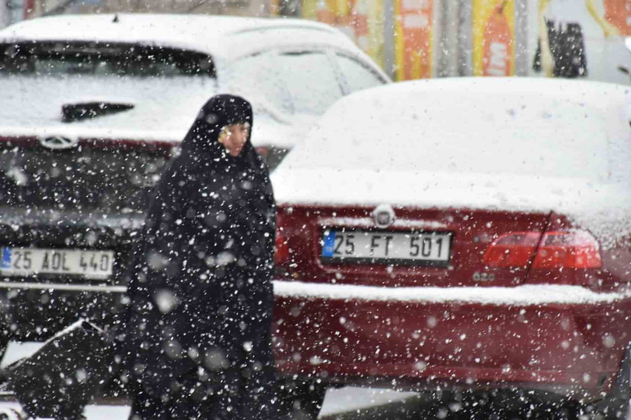 SABAH SAATLERİNDE GÜNEŞLİ HAVANIN HAKİM OLDUĞU OLTU İLÇE MERKEZİNDE, ÖĞLE SAATLERİNDEN SONRA HAVA...