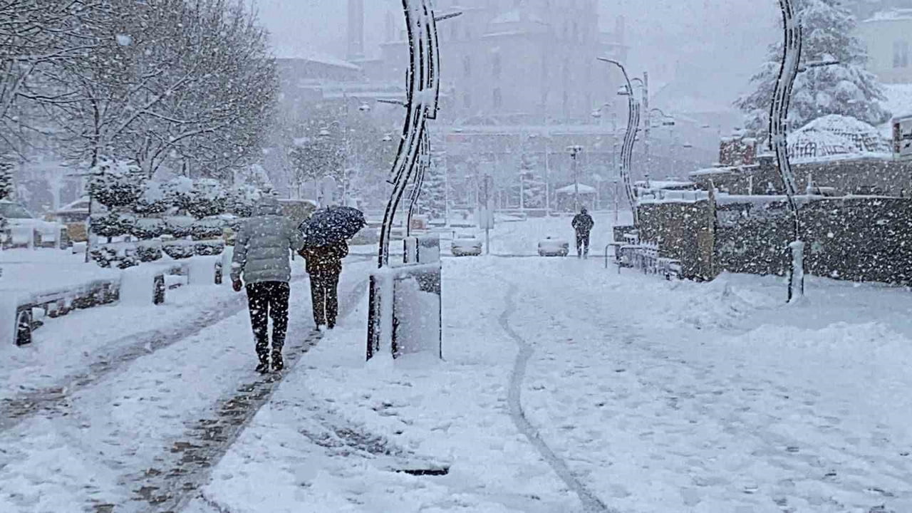SABAH SAATLERİYLE BİRLİKTE KENT MERKEZİ BEYAZ ÖRTÜYLE KAPLANIRKEN, KAR KALINLIĞI YER YER 20...