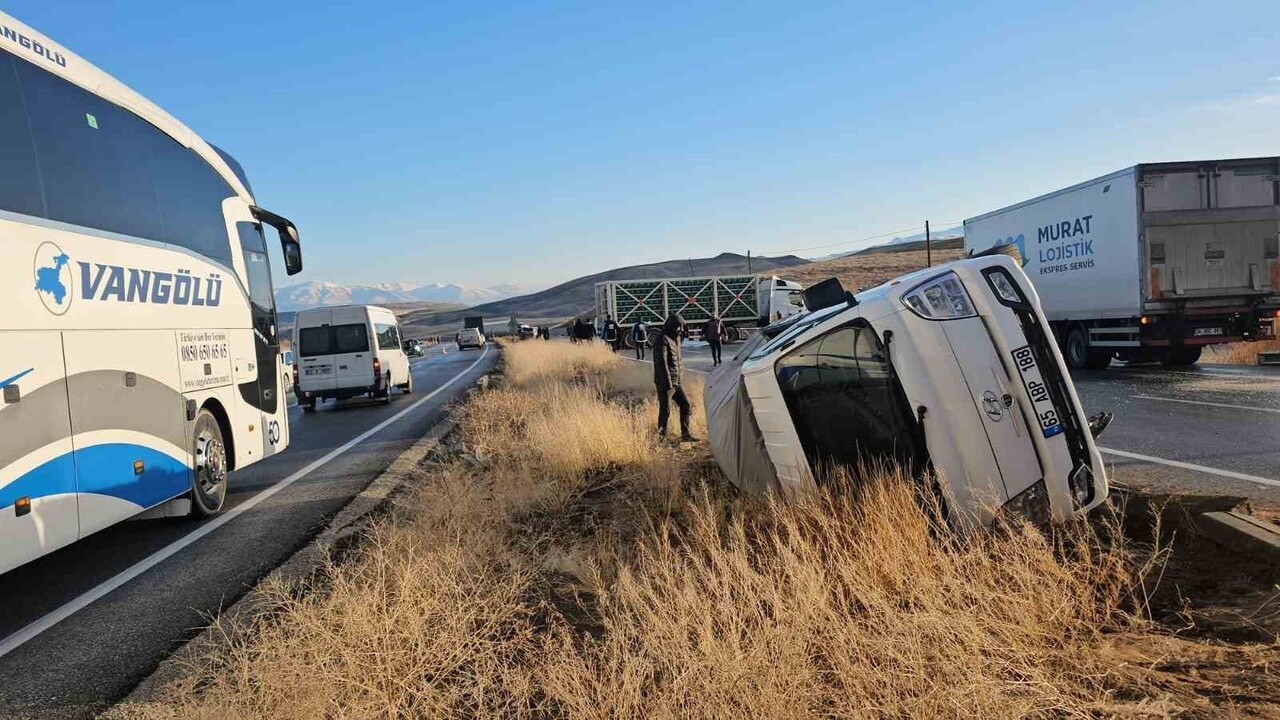 SABAHA KARŞI ETKİLİ OLAN SİS VE BUZLANMADAN DOLAYI 6 ARAÇ BİRBİRİNE ÇARPIŞTI. İHBAR ÜZERİNE...