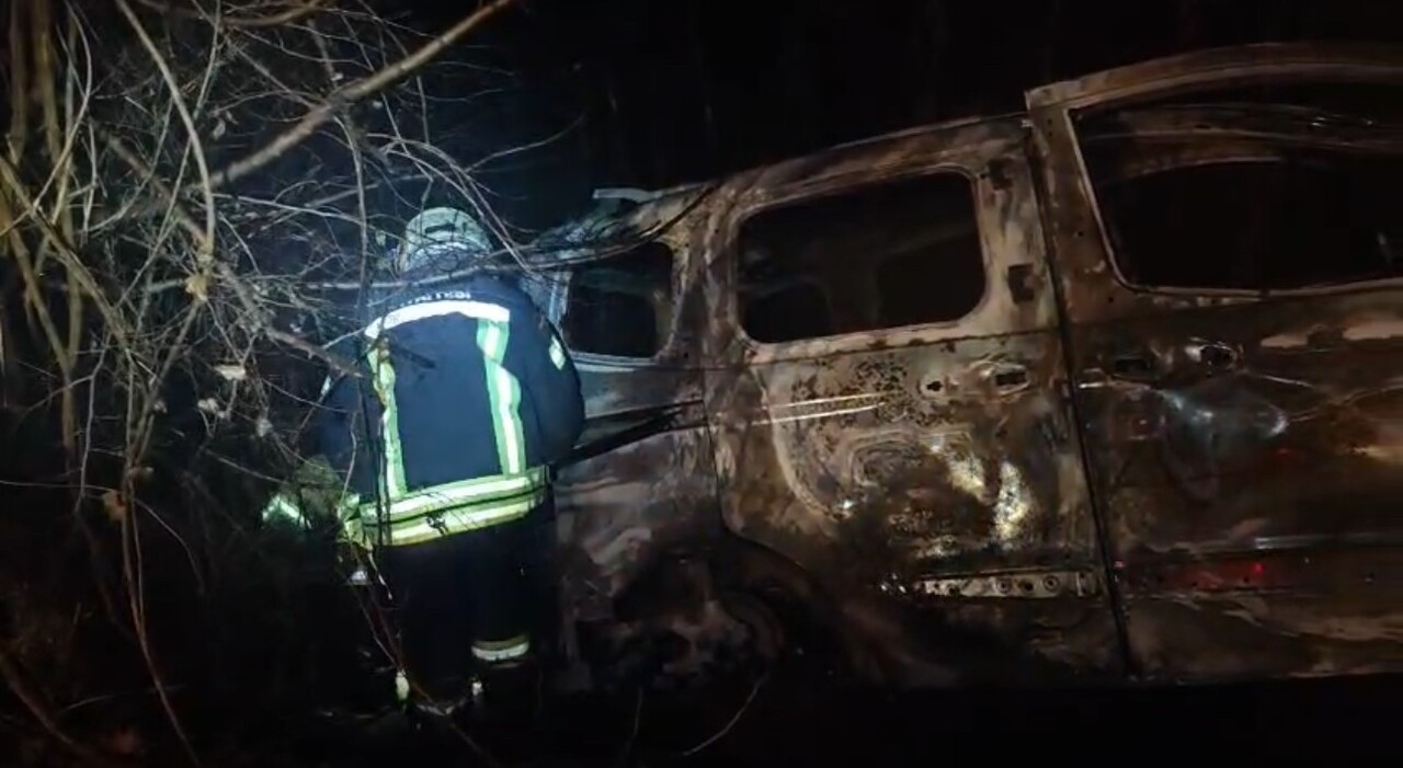 SAFRANBOLU İLÇESİNDE KONTROLDEN ÇIKAN HAFİF TİCARİ ARACIN AĞACA ÇARPIP ALEV ALARAK YANMA ANLARI...