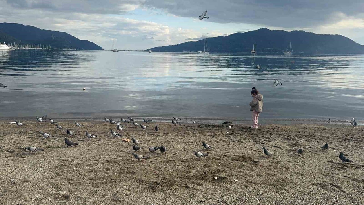 SAĞANAK SONRASI GÜNEŞ YÜZLERİ GÜLDÜRDÜ, MARMARİS SAHİLLERİ DOLDU