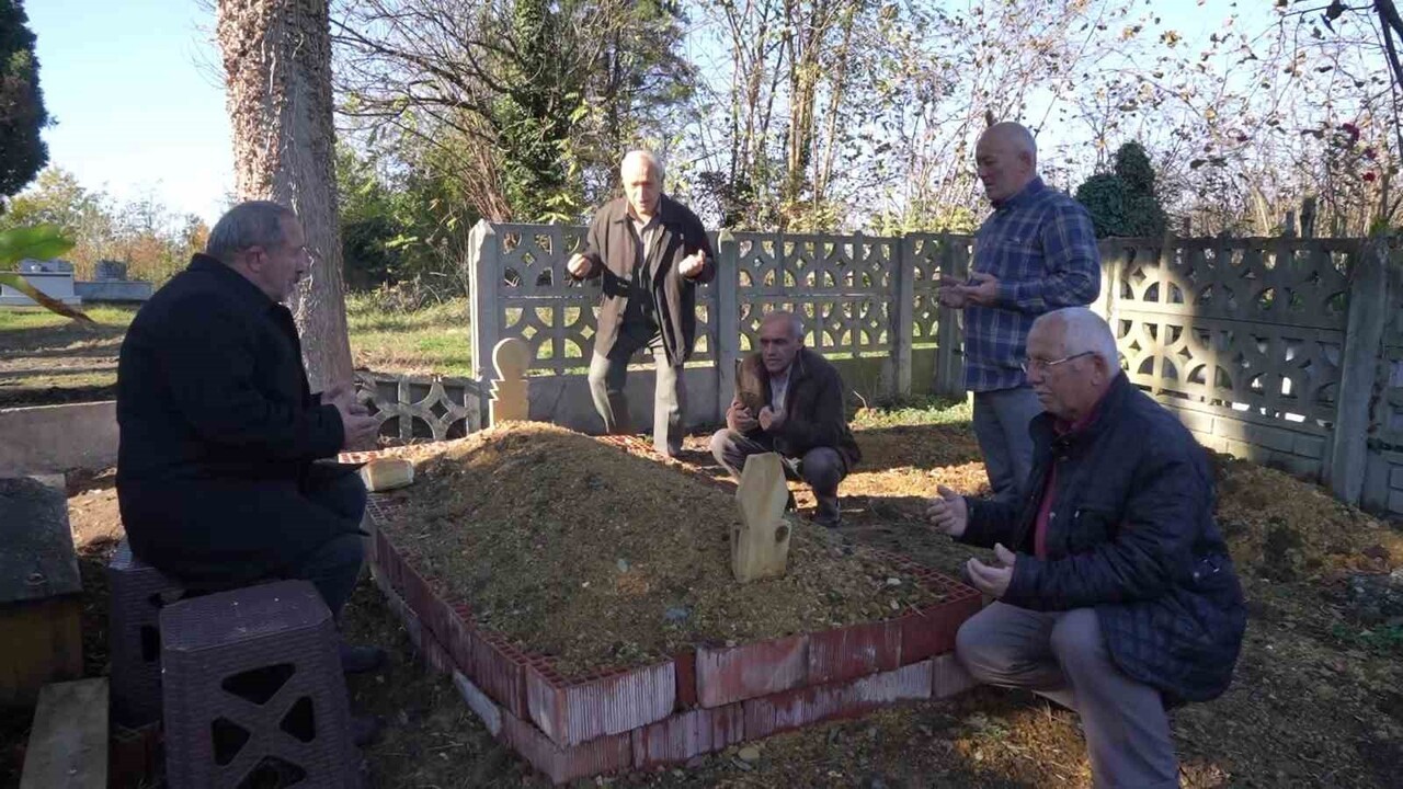 SAHİBİNİN ÖLÜMÜNÜN ARDINDAN 1 AYDIR MEZARINDAN AYRILMAYAN KÖPEK DUYGULANDIRDI