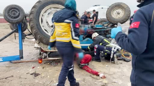 Sahilde traktörün altında kalan 2 gençten biri hayatını kaybetti